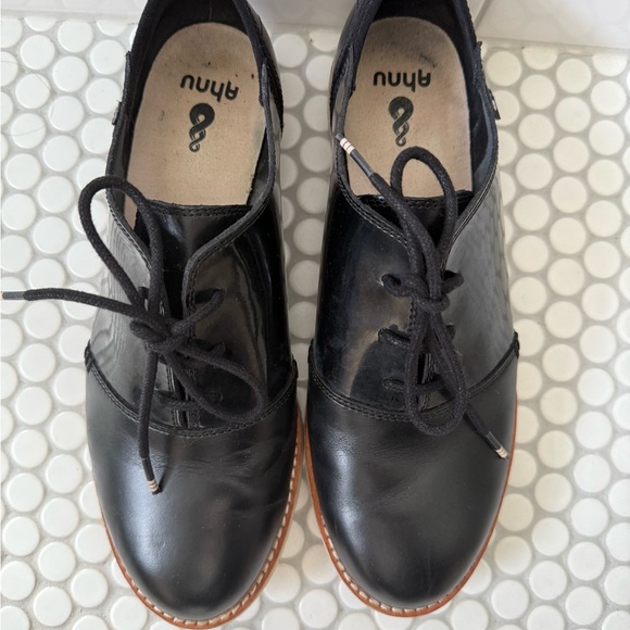 Ahnu Black Leather Oxfords - Picture 2 of 6